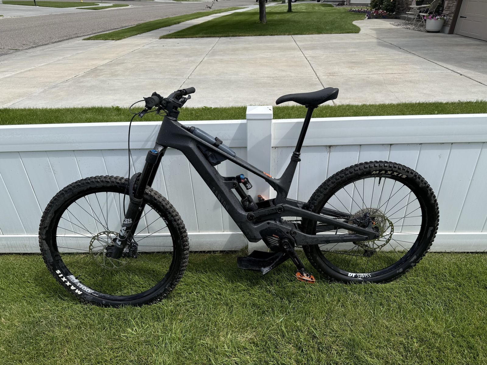 Canyon Torque:ON CF 8 Mountain E-Bike - Size Large - 65 Miles, 2 batteries, Carbon Frame