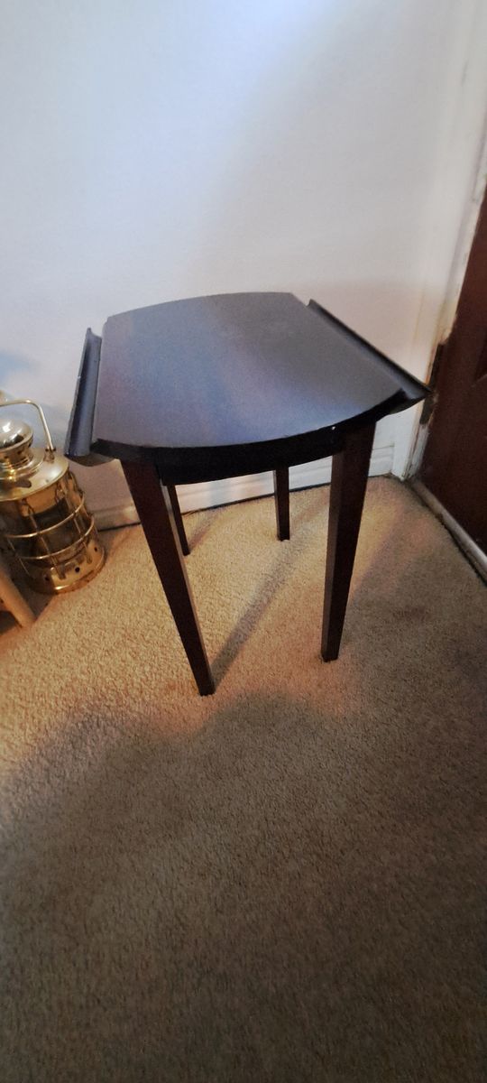 Drop leaf table