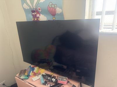 Element 4K UHD LED TV Q2407S-KT 43" Smart TV with Dolby Audio