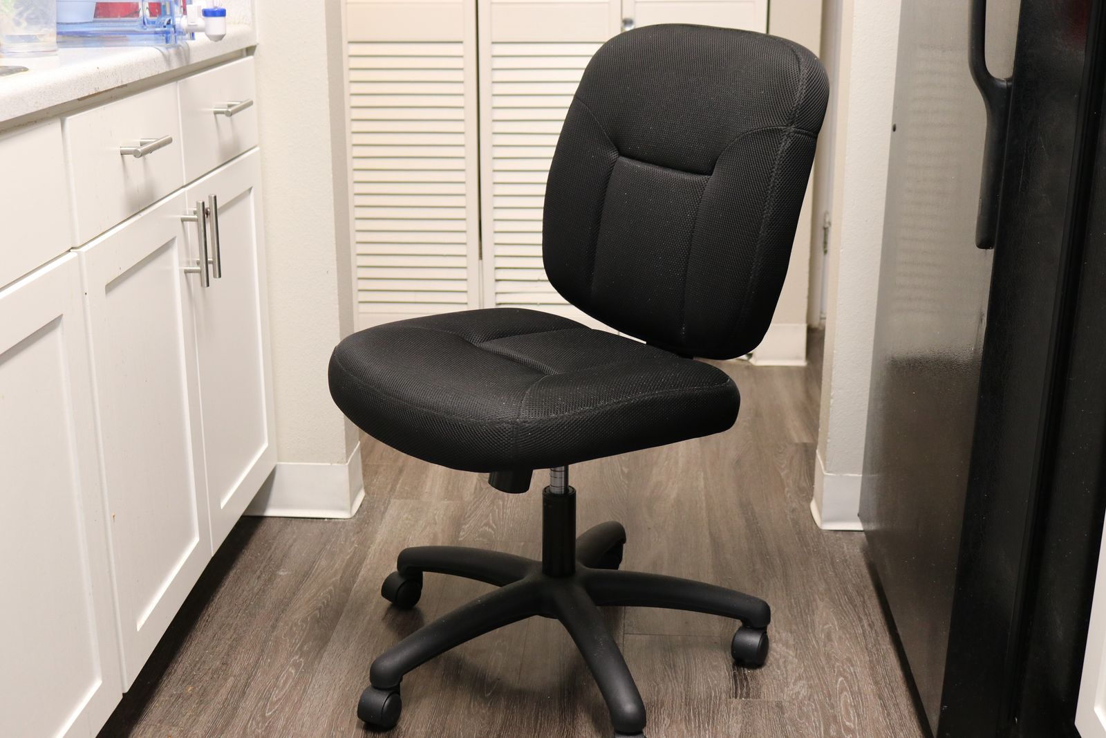 Nice office chair, hardly used.