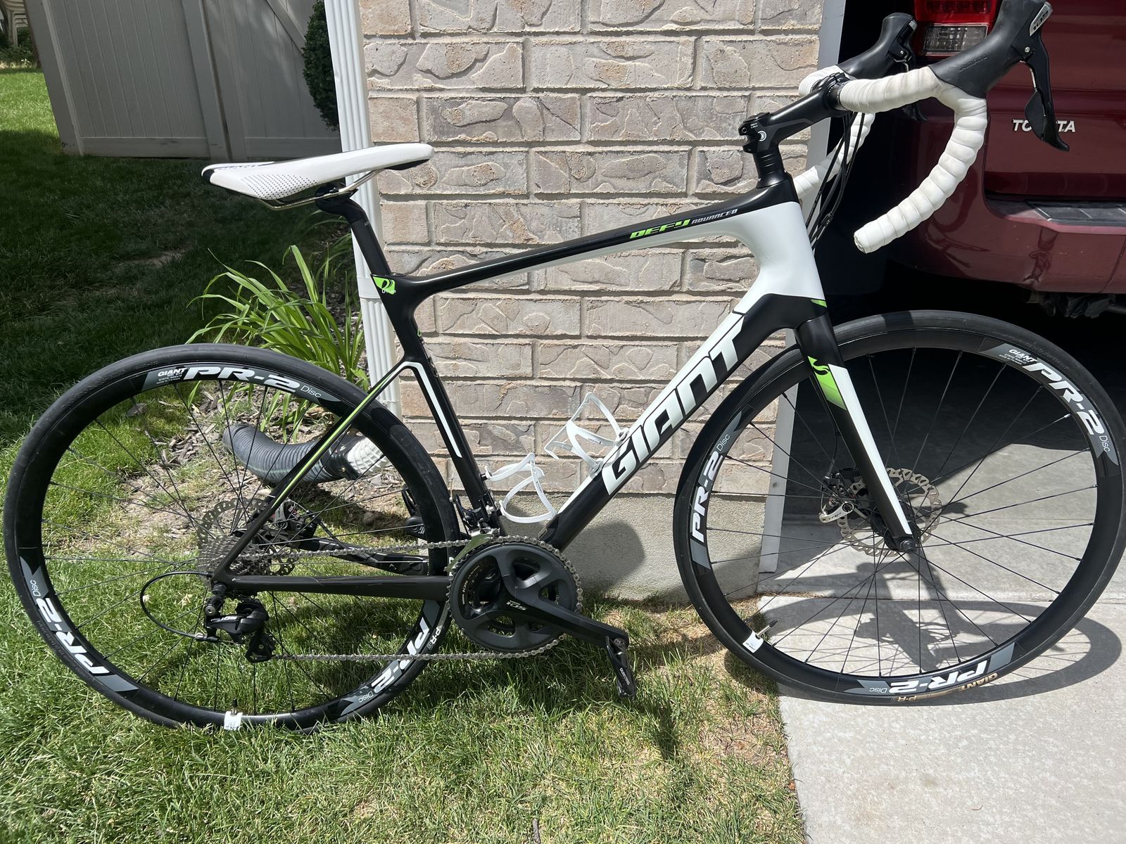 2015 Giant Defy Advanced 2 Carbon Road Bike – M/L – Excellent Condition with trainer