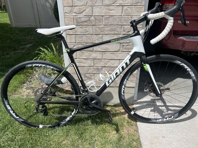 2015 Giant Defy Advanced 2 Carbon Road Bike – M/L – Excellent Condition with trainer