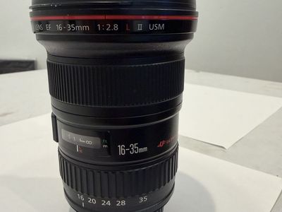 Canon EF 16-35mm f/2.8L II USM Ultra-Wide Zoom Lens with Tiffen 82mm UV Protector