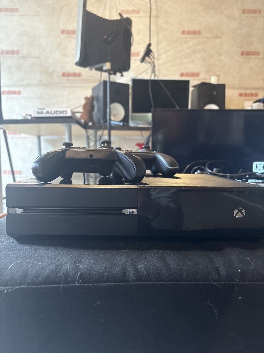 Xbox One Console w/ 2 controllers
