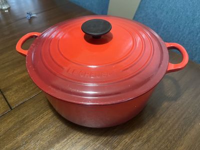 Le Creuset Signature Cast Iron Dutch Oven - 9 quart - Great condition