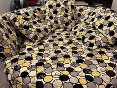 Round Swivel Chair