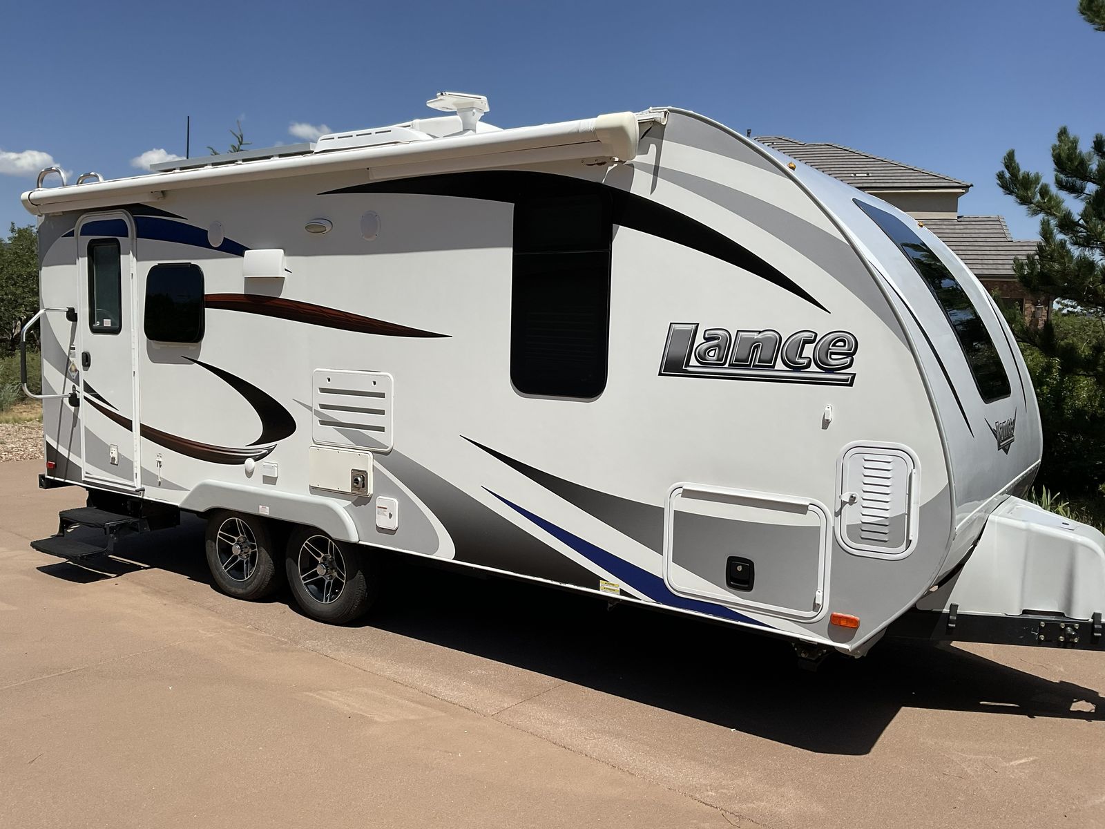 2018 Lance Trailer 1985
