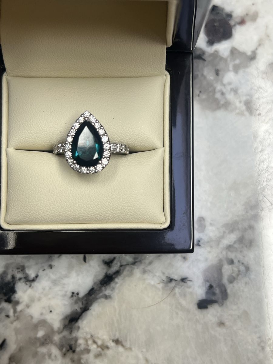 Gorgeous 14k white gold lab created emerald & diamond ring 