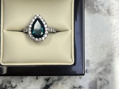 Gorgeous 14k white gold lab created emerald & diamond ring