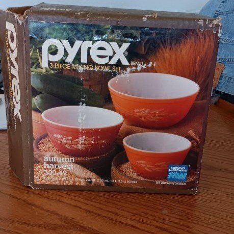 Pyrex three piece mixing bowl set