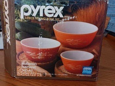 Pyrex three piece mixing bowl set