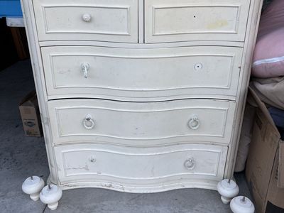 *WHITE ANTIQUE FLAIR CHEST OF DRAWERS*