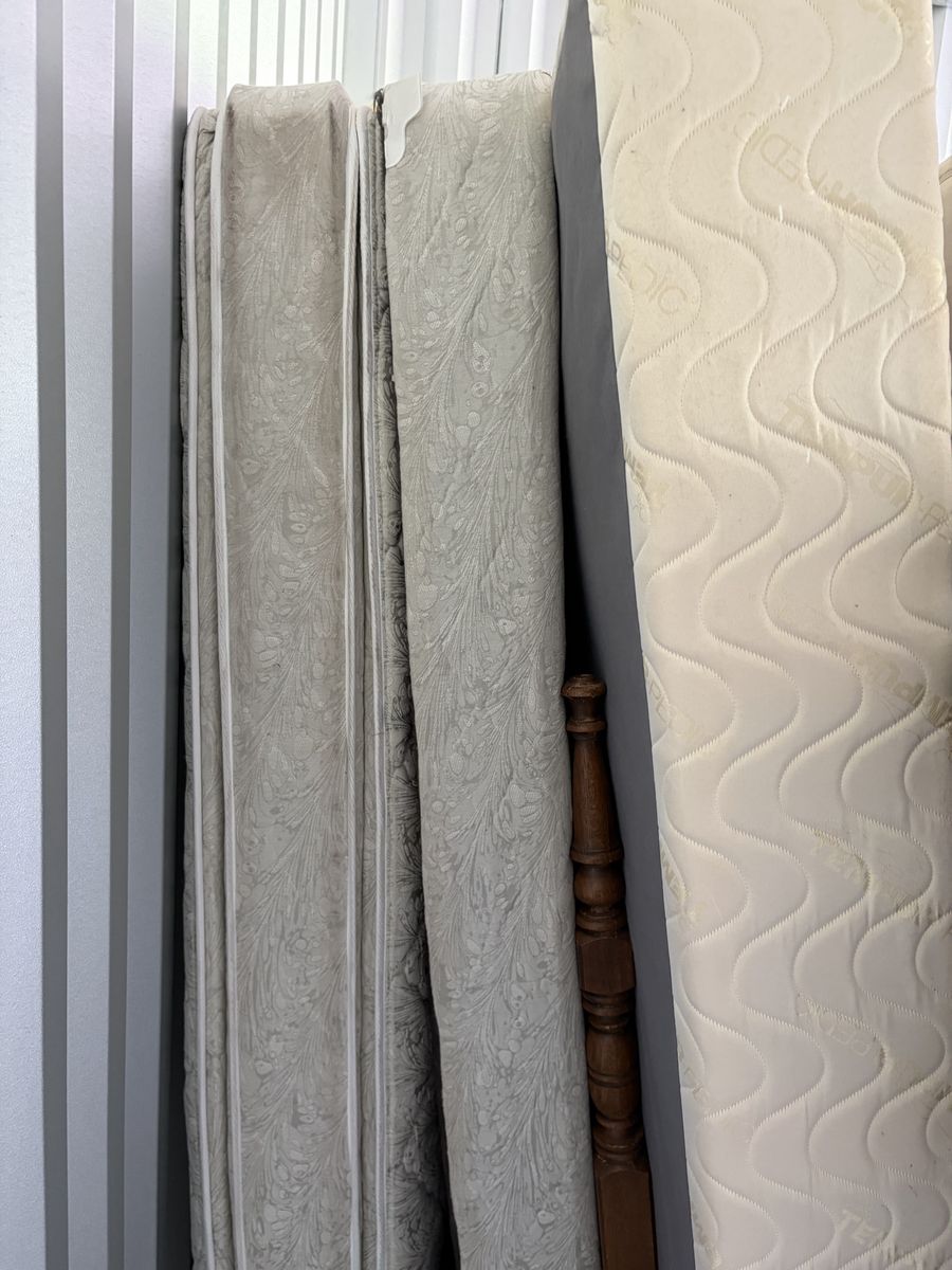 Free Queen complete bed w headboard