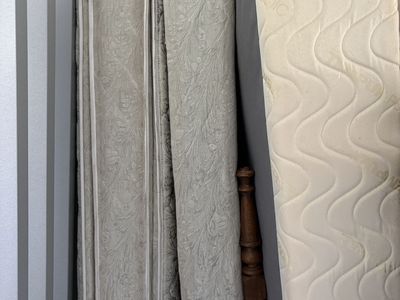 Free Queen complete bed w headboard