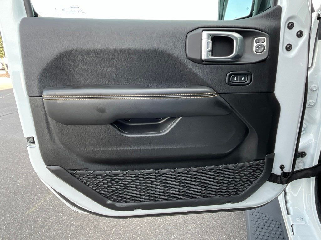 Main image 6