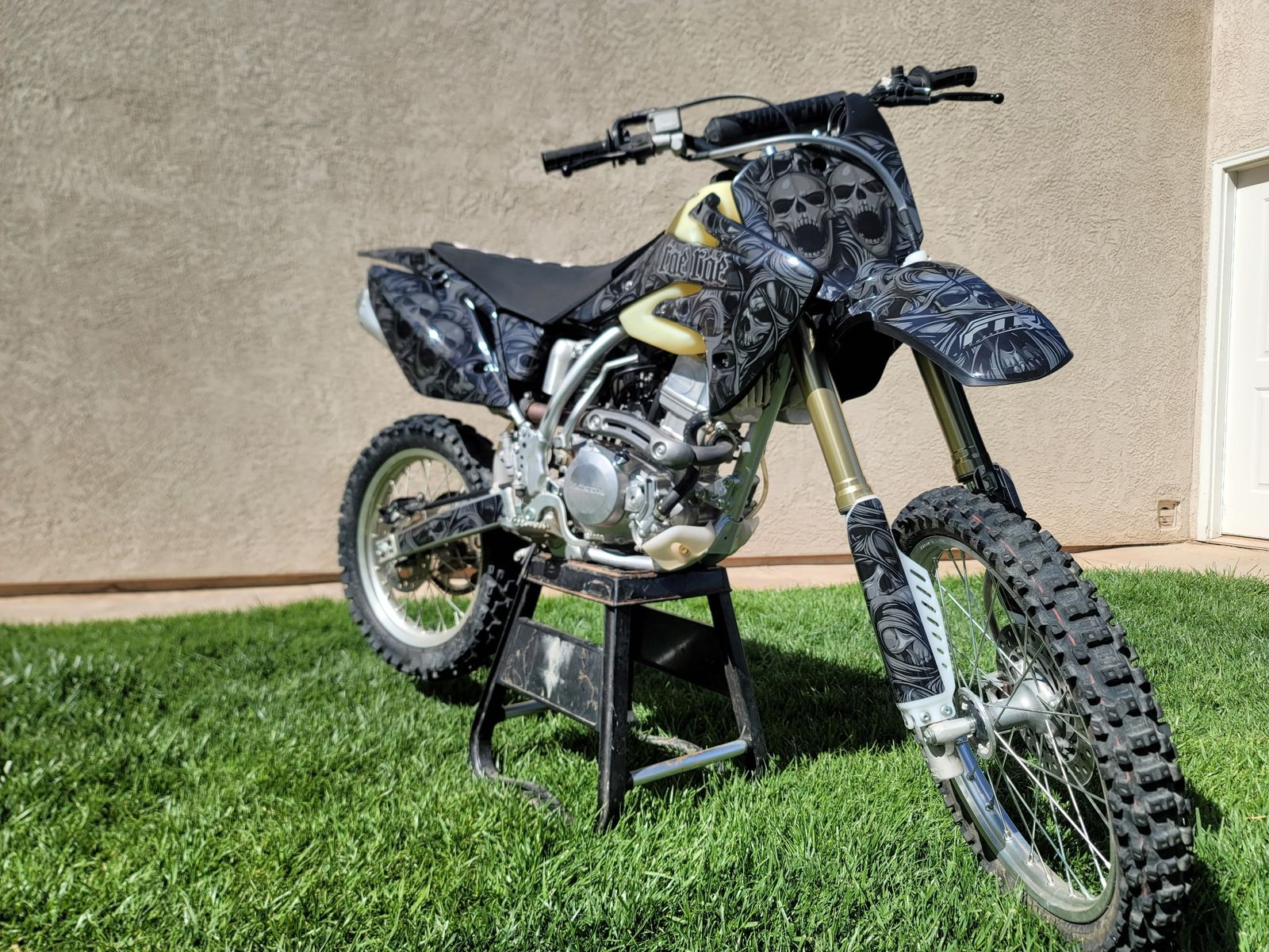 Honda CRF150R Dirt Bike - Custom Skull Graphics, 4-Stroke Engine