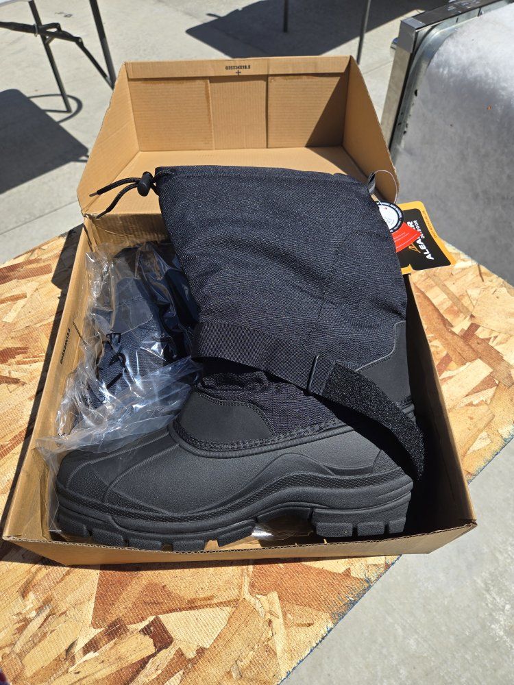 Men's snow boots, size 11.