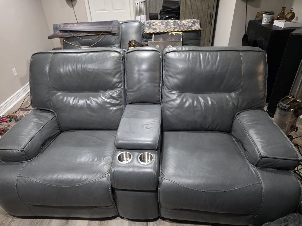 LA-Z-BOY Gray Leather Power Reclining Loveseat with Center Console, Cup Holders & USB Ports