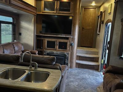 2015 Keystone Raptor 412TS Luxury Fifth-Wheel Toy Hauler – Triple Axle – Auto Leveling – Solar