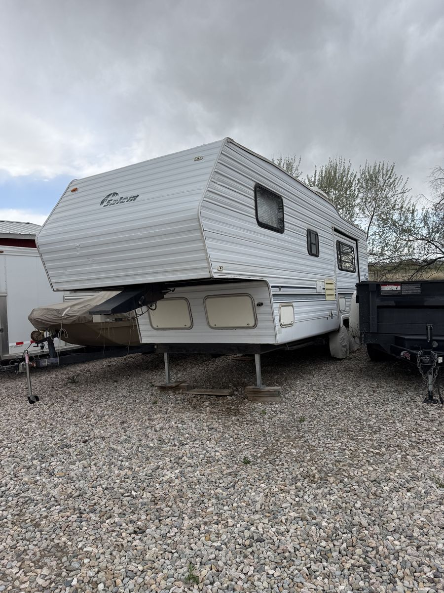 Fifth wheel trailer