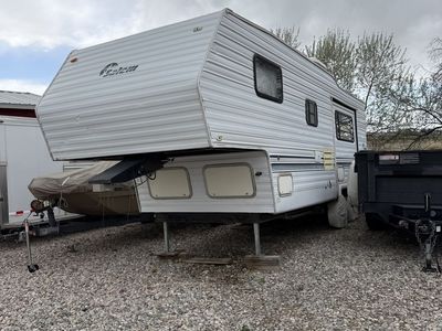 Fifth wheel trailer