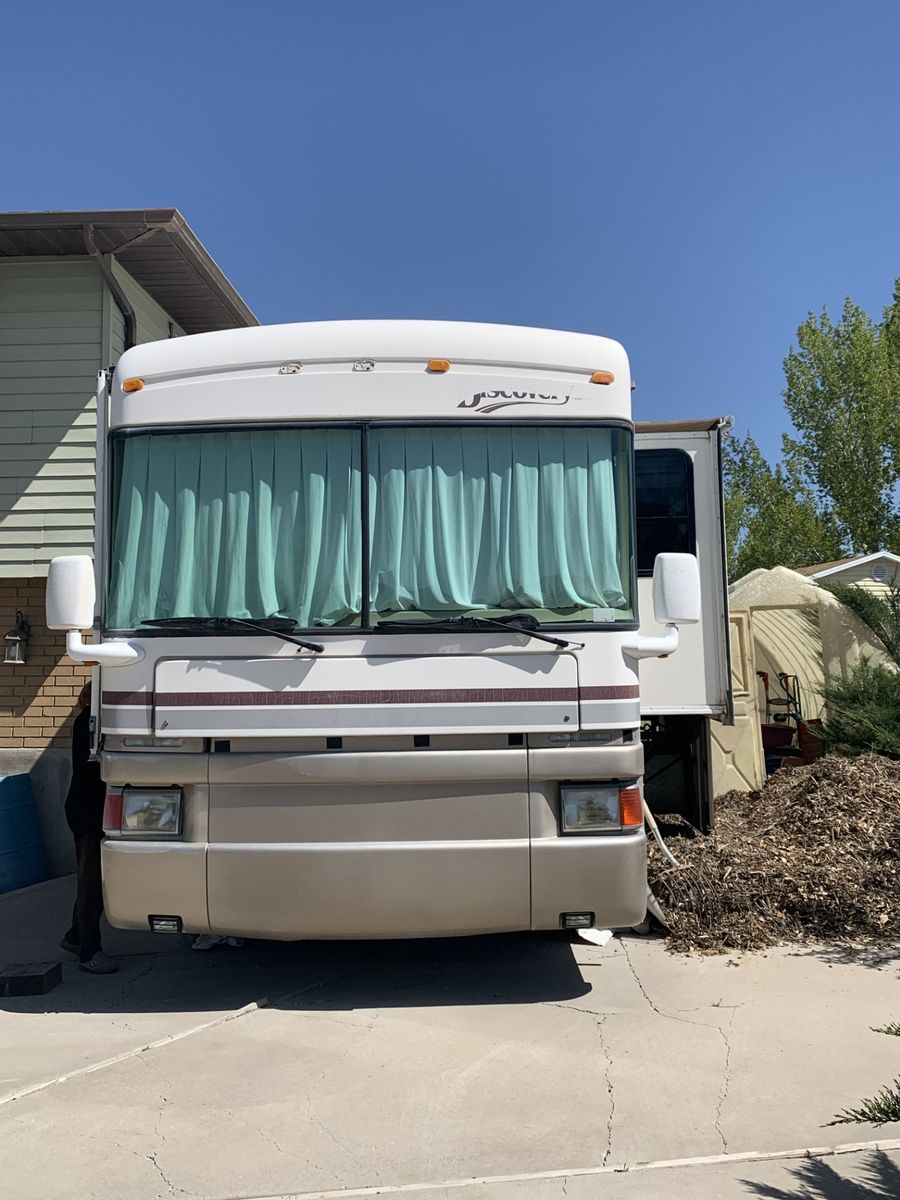 1997 Fleetwood Discovery 36' Diesel Pusher