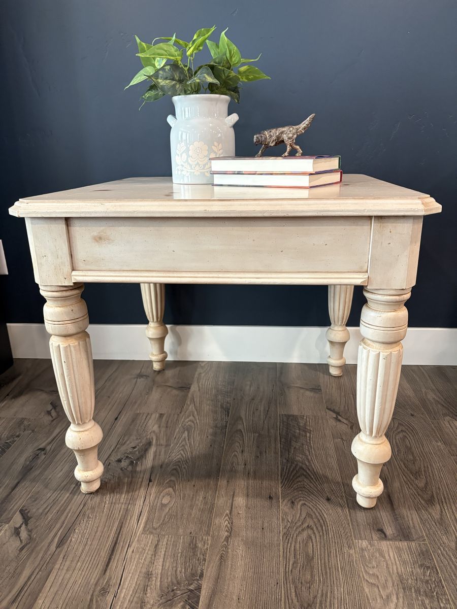 Vintage Side Table. Lane Furniture. Solid wood.
