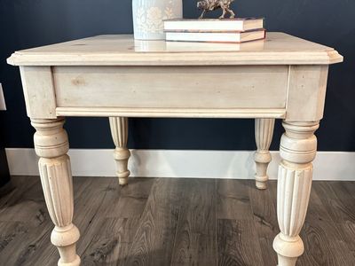 Vintage Side Table. Lane Furniture. Solid wood.