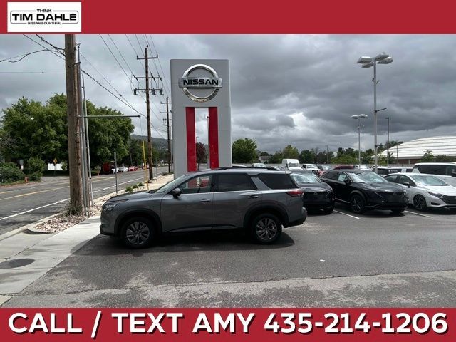 2024 Nissan Pathfinder SV