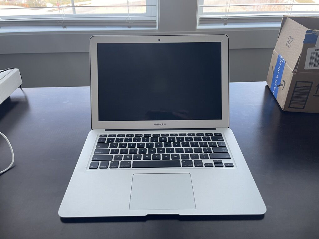 MacBook Air 13.3 512GB / 8GB RAM – Works Plugged In, Battery Needs Replacement