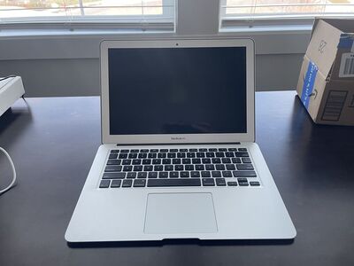 MacBook Air 13.3 512GB / 8GB RAM – Works Plugged In, Battery Needs Replacement