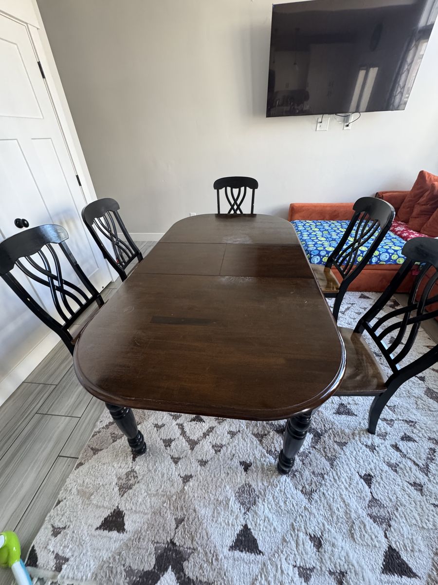 Extendable Dining table with 5 chairs