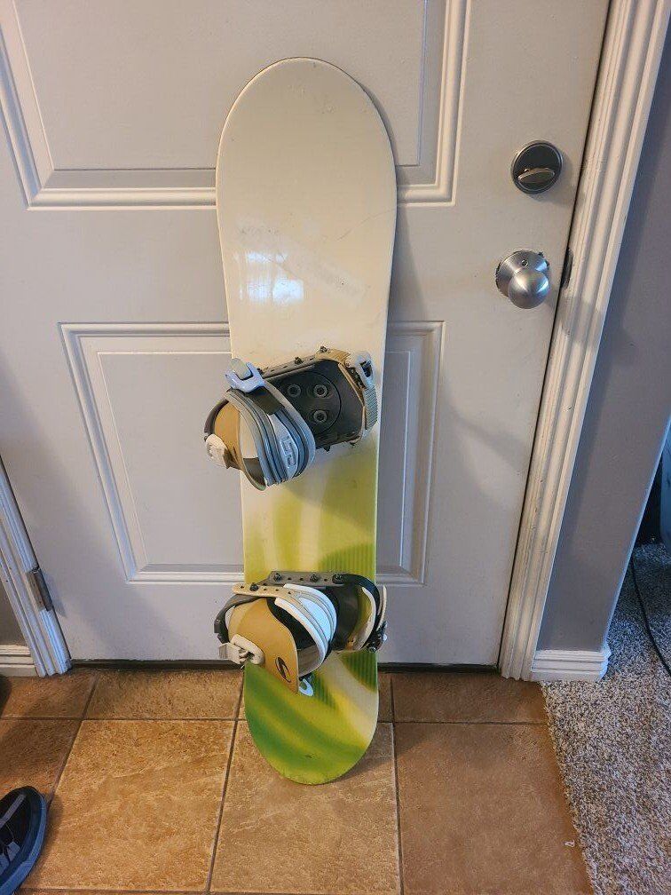 118cm youth snowboard (boots, helmet etc)