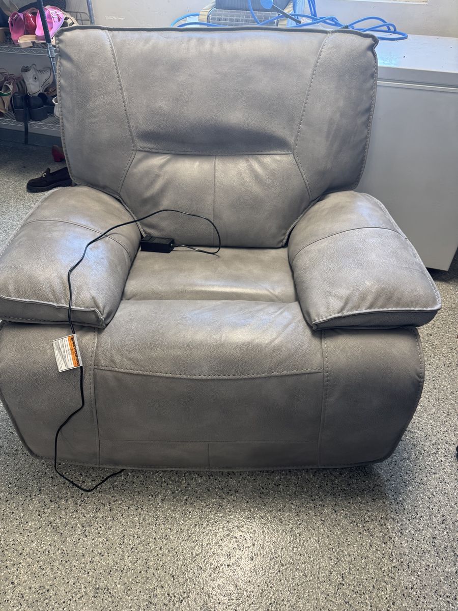 LIGHT GRAY LEATHER POWER RECLINER