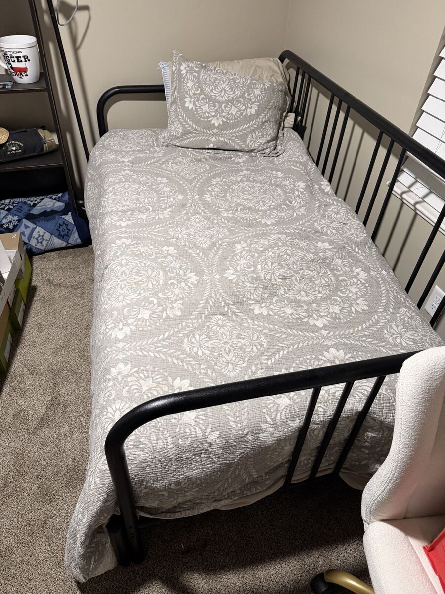 Twin day bed with trundle