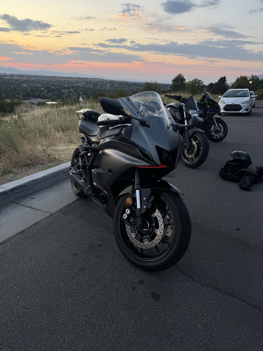 Yamaha R7 - Black