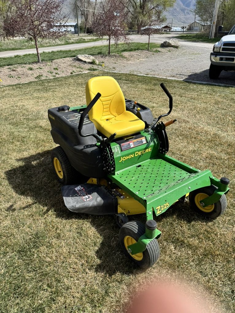 John Deere Z225 Zero Turn Mower