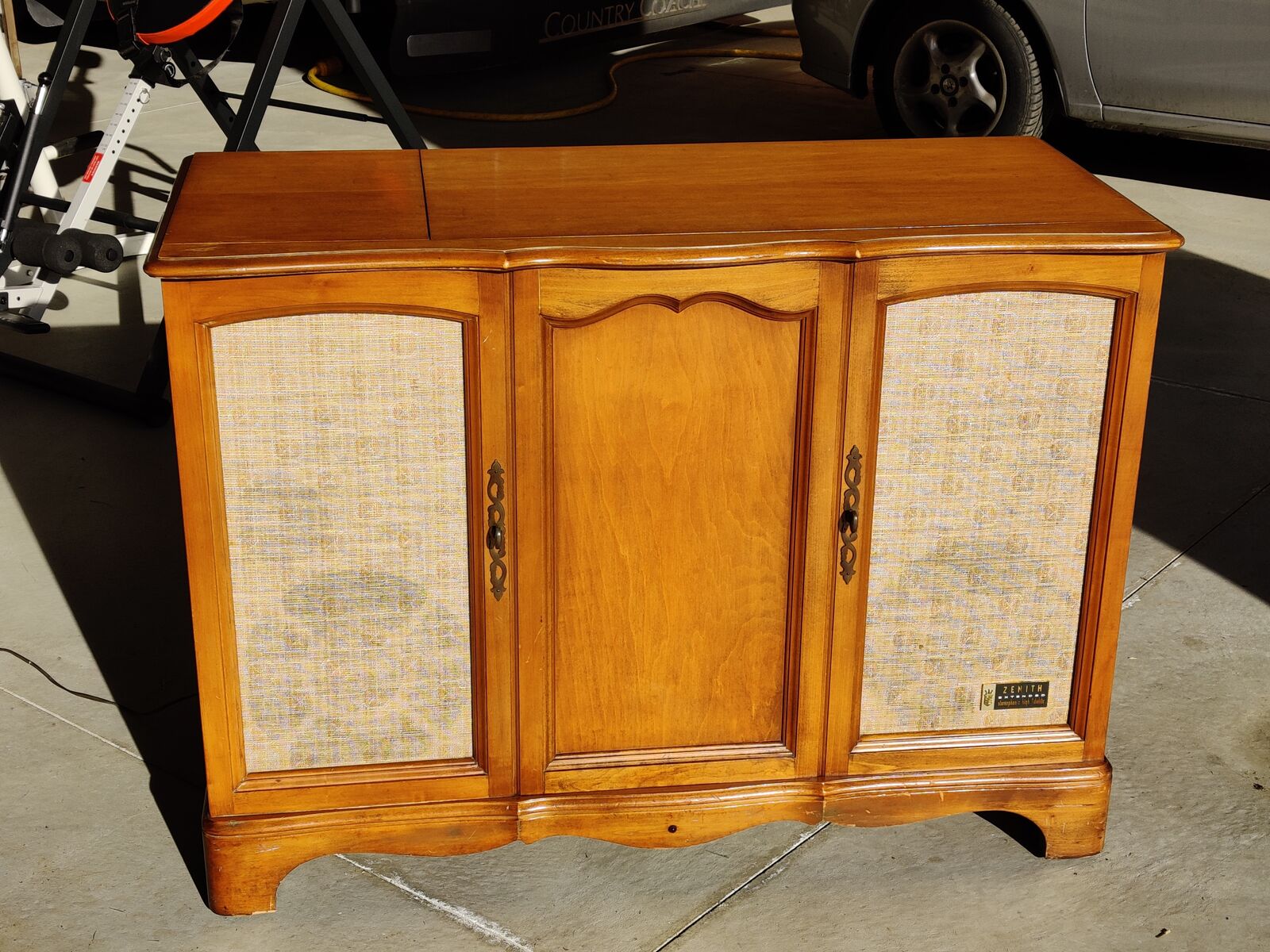 Zenith Extended Stereophonic High Fidelity console stereo mid 1960s, with built-in turntable and AM/FM radio
