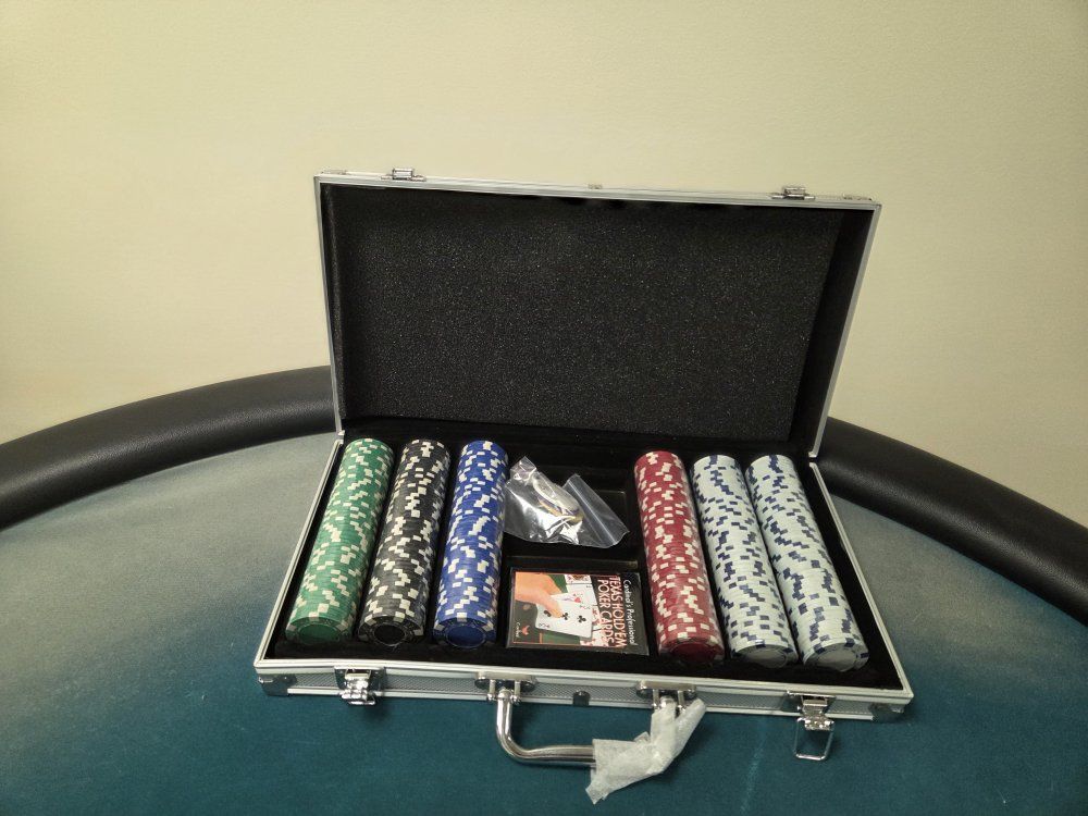 small poker 5able and chips