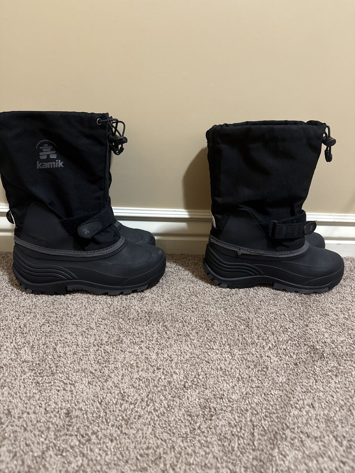 Kids black snow boot