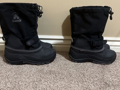 Kids black snow boot