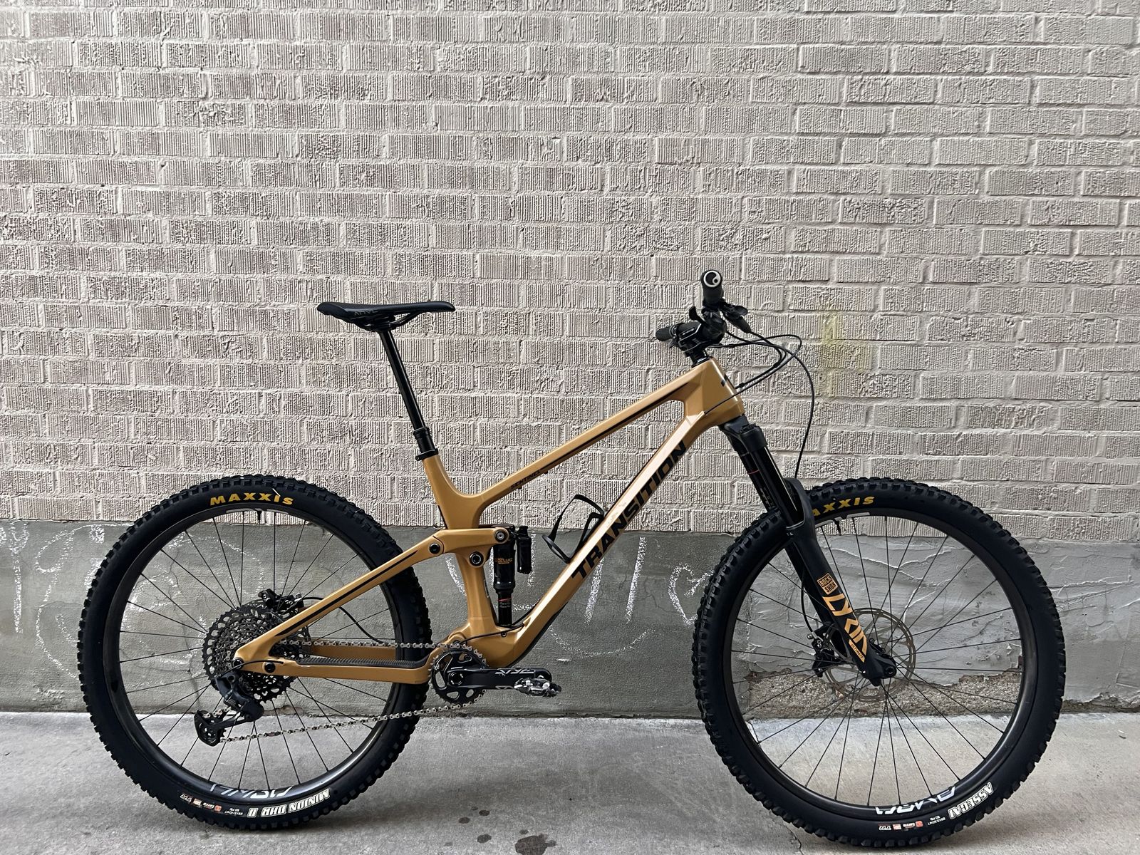 Transition Sentinel XL, ENVE AM30 Carbon Wheels, Full Tailored RideWrap on Carbon Frame