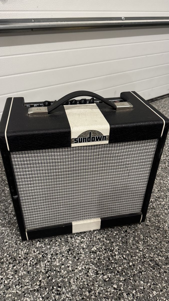 Sundown Champ 35 Guitar Amplifier - Black/White Combo Amp