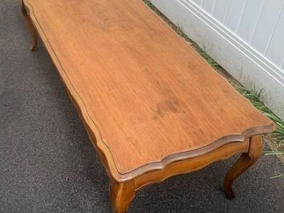 Darling coffee table