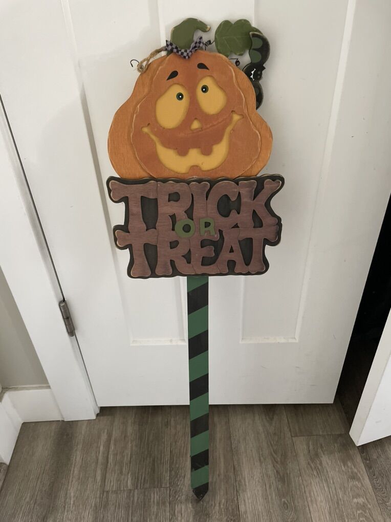 Halloween trick or treat yard sign