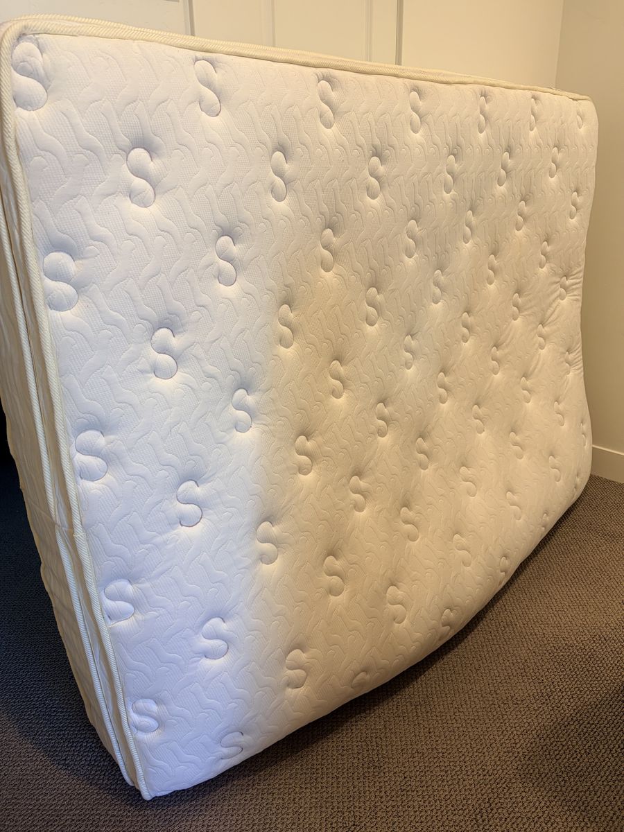 Signature Sleep Matress Queen with pillow top, 12”