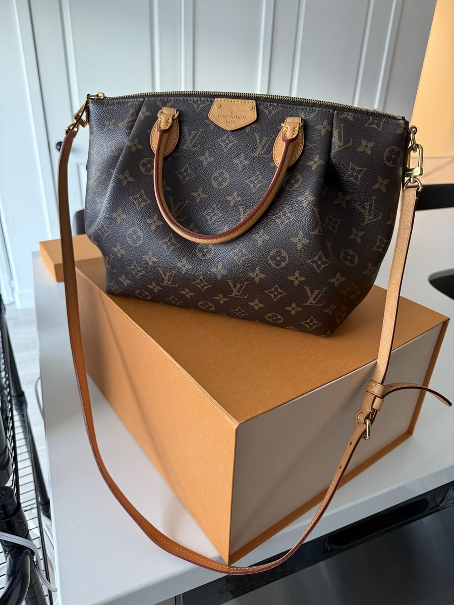 Authentic Women’s Louis Vuitton purse (comes with travel box and bag) 
