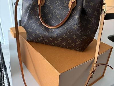 Authentic Women’s Louis Vuitton purse (comes with travel box and bag)