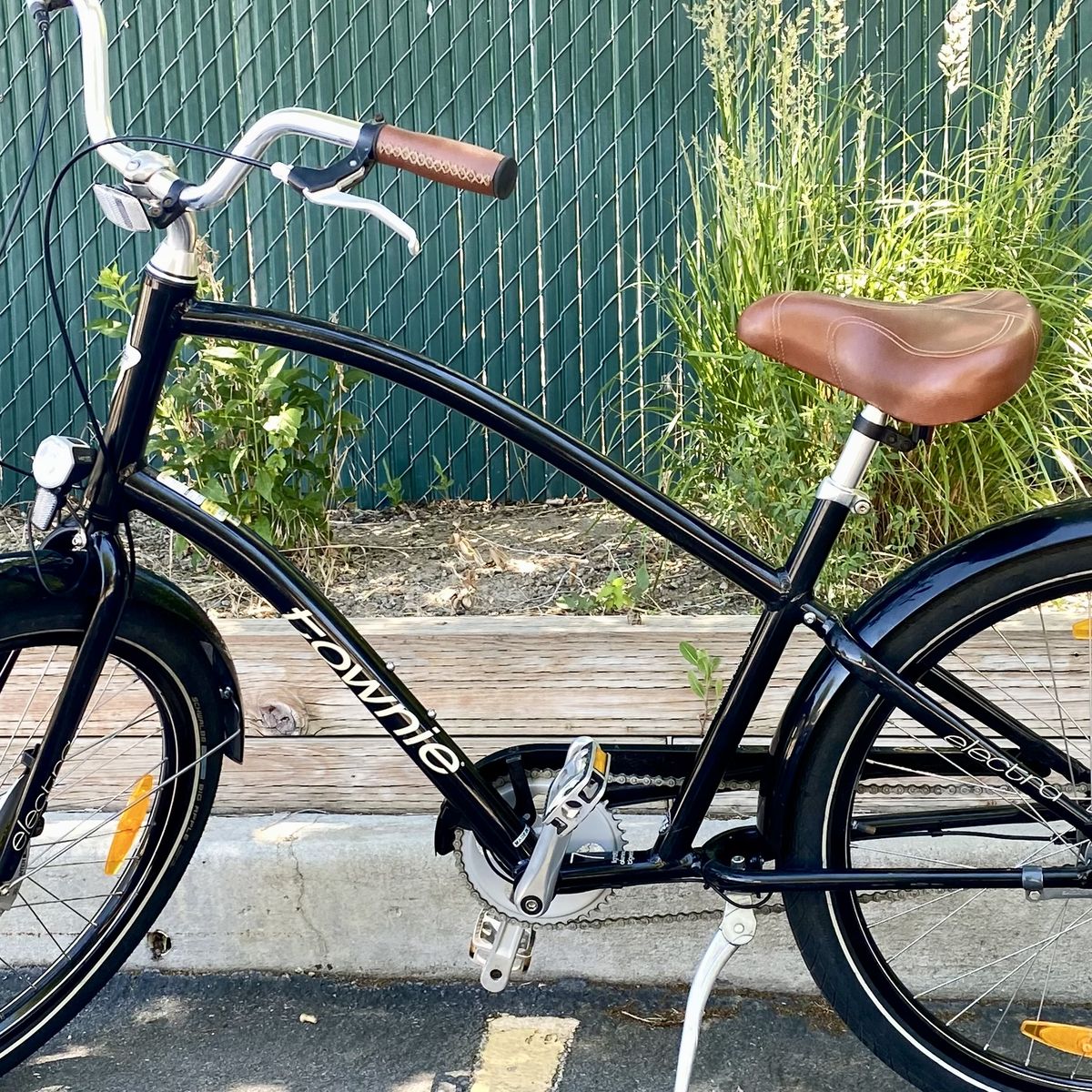 Electra Townie Balloongg 7i EQ Bike Premium Comfort Cruiser, Internal Gears, Built-in Lights Bicycle