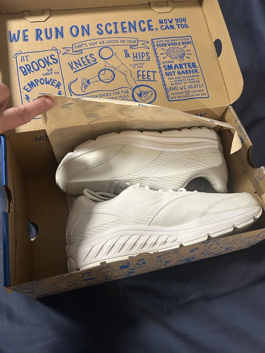 Brooks Addiction Walker 2 NEW